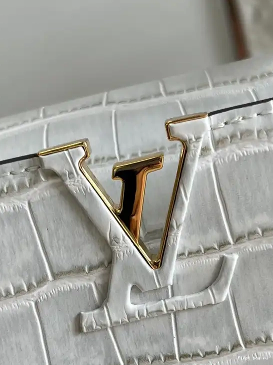First bag ru BB CAPUCINES VUITTON LOUIS 0612